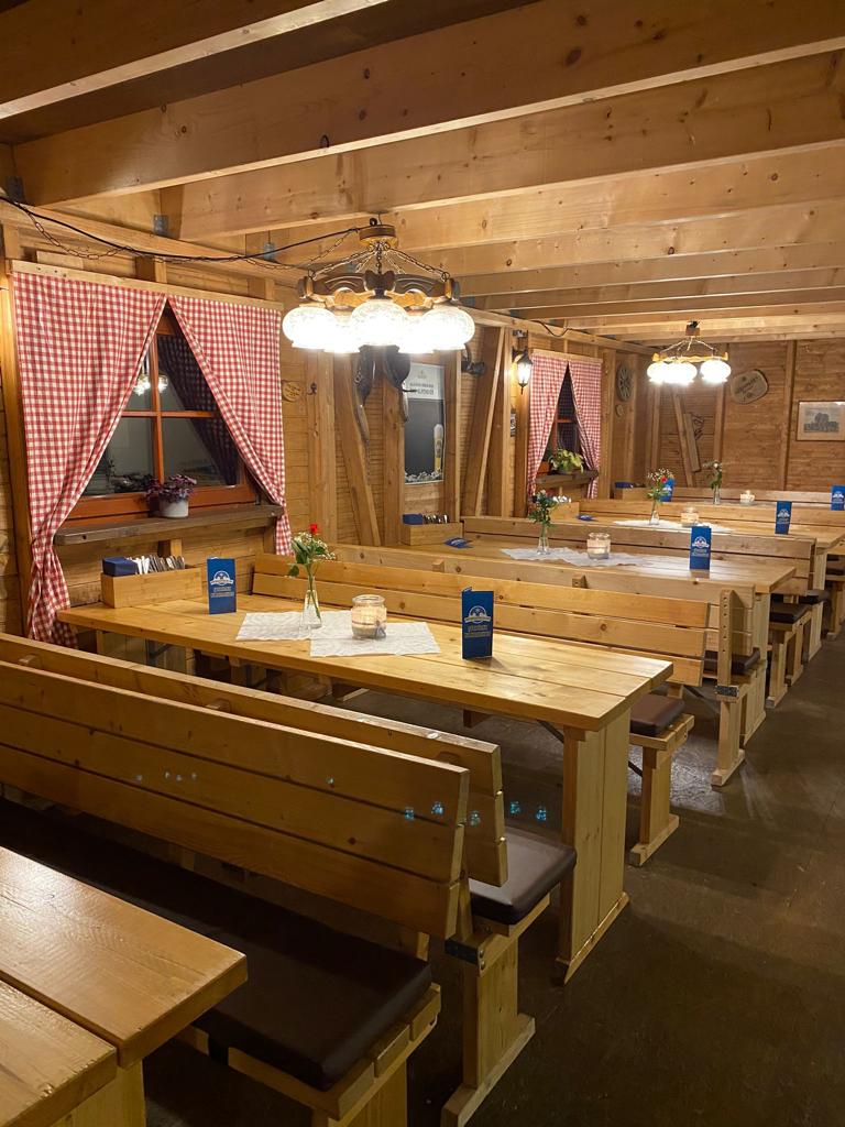 Gemütlicher Innenraum einer urigen Holzhütte
